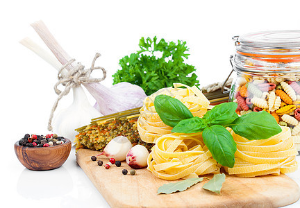 新鲜意大利面和意大利意粉成分 在白色后腹骨上隔离美食胡椒文化食物厨房午餐小麦团体叶子面条图片