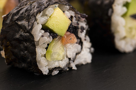 鲑鱼卷放在盘子上沙拉鱼片蔬菜餐厅海藻饮食午餐文化食物美味图片