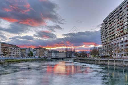 Rhone河 SousTerre桥和建筑 瑞士日内瓦 人类发展报告风景粉色天空住宅运输日落城市场景建筑学图片