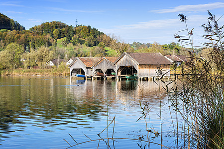 在Kochelsee湖的自来水小屋和里德图片