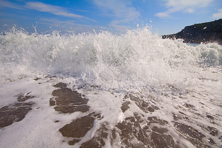 附近的沙滩海浪海浪冲浪泡沫环境飞溅运动娱乐波纹碰撞天气蓝色旅行热带图片