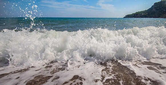 附近的沙滩海浪海浪冲浪泡沫运动活力碰撞热带天气旅行力量液体海滩蓝色图片