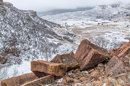科罗拉多山丘上的雪暴峡谷山麓踪迹岩石暴风雪砂岩图片