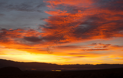 太阳升起在欧文斯湖上 内华达州里山图片