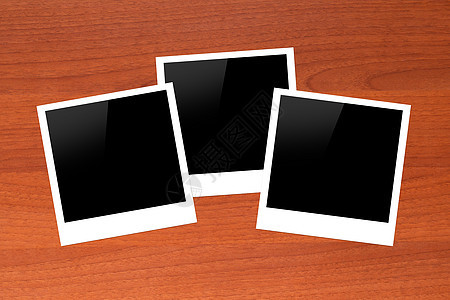 Wooden 表格上的空白图片框架乡愁白色小样记忆剪贴簿摄影卡片黑色木头棕色图片