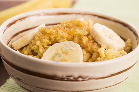 带香蕉的新鲜小米粥饮食早餐食物营养勺子图片