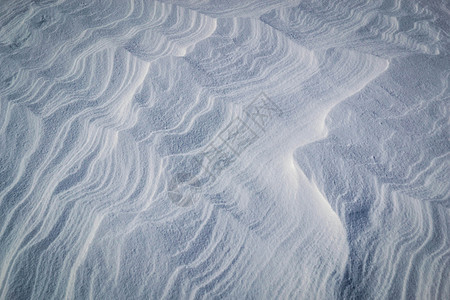 积雪中的抽象波浪图片
