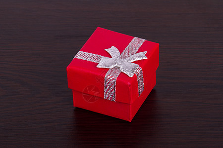 餐桌上的小礼品盒惊喜新年盒子念日生日木头金融立方体展示庆典图片