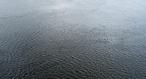 冰冷和深水表面 有波纹反射酒窝流动盆地海浪海洋浅滩镜子水库溪流图片