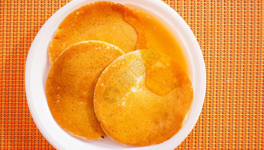 带蜂蜜的煎饼食物宏观白色照片液体水平糖浆黄色盘子蛋糕图片