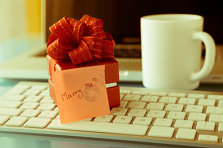 与我结婚的浪漫礼物爱情信息 情人节的幻想键盘展示婚礼婚姻笔记图片