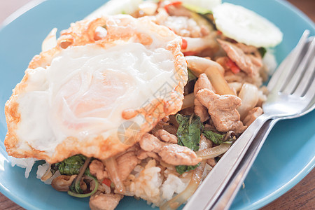 Basil 炒米饭 加猪肉和煎蛋叶子美味午餐胡椒食物香料辣椒烹饪饮食厨房图片