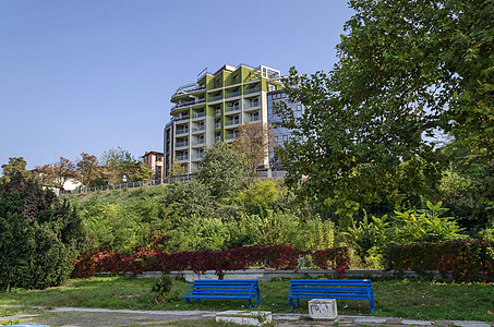 保加利亚多瑙河沿岸Ruse镇Ruse镇的河滨公园废纸天空绿色建筑公园红色大街栅栏花园灌木图片