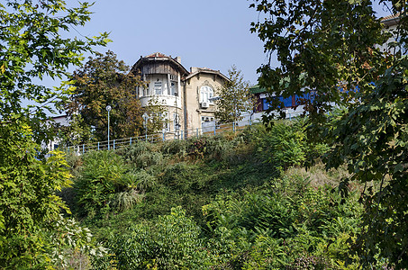 保加利亚多瑙河沿岸Ruse镇Ruse镇的河滨公园木头房子栅栏天空公园花园灯光绿色建筑树木图片
