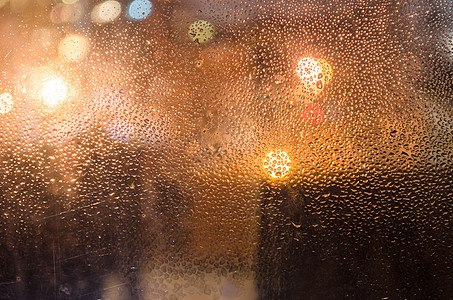 窗台上的水滴气象薄雾挡风玻璃材料折射液体窗户玻璃天气城市图片