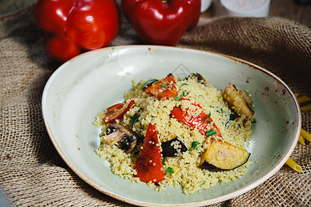 配西红柿 玉米和豆子的奎诺亚沙拉小菜美食午餐烹饪食物盘子敷料谷物营养粮食图片