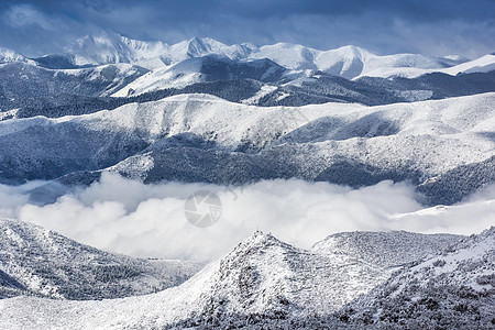 视图山雪景观白色薄雾天线蓝色海洋顶峰天空风景背景图片