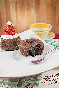 巧克力蛋糕和草莓 以帽子的形状 圣诞礼物红色美食棕色白色水果食物奶油蛋糕甜点巧克力图片