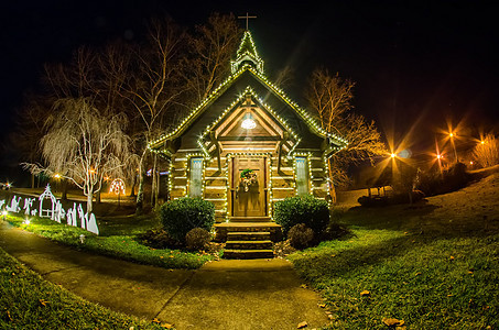 夜间照明的小小小礼拜堂信仰灯光教堂孤独宗教草地图片