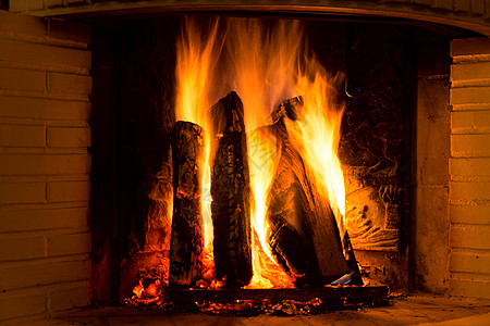 用垂直木柴烧火炉壁炉图片