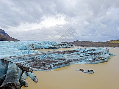 冰石漂浮在冰岛的Jokulsarlon环礁湖上沙龙冰川冰山海洋土地瀑布蓝色图片