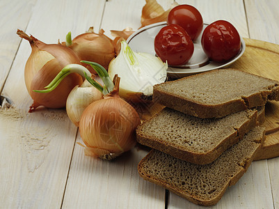 洋葱和面包白色健康蔬菜罐装烹饪食物绿色木板盐渍红色图片