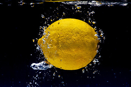 柠檬喷洒黄色水果水滴食物运动液体飞溅图片