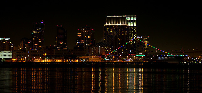 圣地亚哥天线夜码头场景建筑市中心奢华天际摩天大楼海洋旅游港口图片
