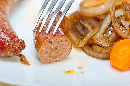 用铁棍烤的牛肉香肠白色营养烹饪棕色食物美食红色小吃午餐洋葱图片