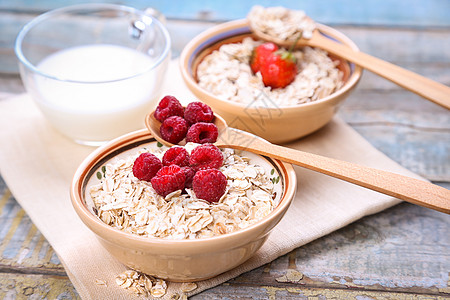 Oat 薄片产品杯子团体早餐牛奶食物谷物覆盆子勺子种子图片