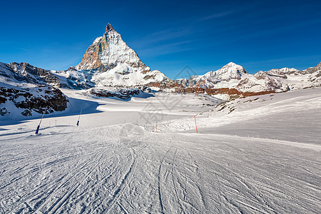 瑞士Zermatt的和Myorhorn峰首脑假期环境高度运动晴天旅游闲暇滑雪者小径图片