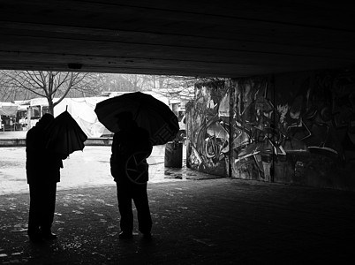 户外带雨伞的人图片