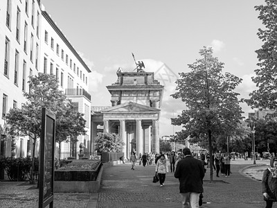 勃兰登堡柏林通道入口黑色链接白色体重社论游客背景图片