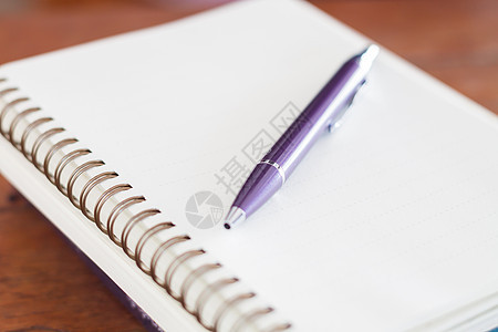 木制桌上带笔的空白笔记本活页螺旋木板软垫学校文档备忘录办公室日记记事本图片