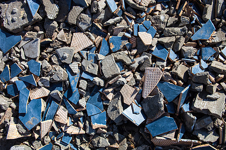 一块被打碎的瓷砖和混凝土块碎片材料水泥灰色废料商品殴打瓦砾蓝色建筑图片