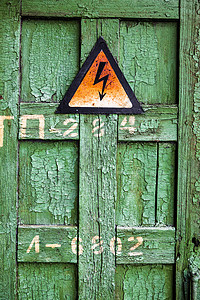 破碎木质表面的旧生锈警告高电压标志灯光力量震惊警报冒险电压电击闪电电气安全图片