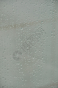 窗口的凝聚水滴湿度水样眼镜纹理窗户天空天气蒸汽雨量图片