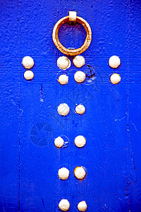 蓝木门上脏得要生锈的钉子 和摩洛科敲门保障隐私挂锁钥匙木头指甲建筑建筑学螺栓锁孔图片
