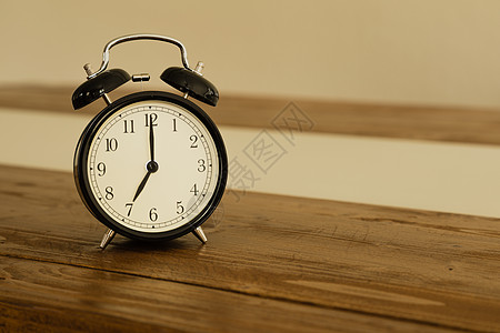 古老的闹钟在生锈的木制桌子上 7点显示图片