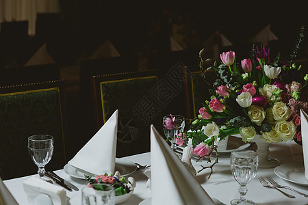 桌上美丽的花朵餐饮花束蜡烛接待菜单桌布婚礼盘子风格餐巾图片