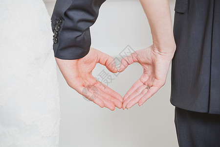 夫妻情侣用手展示了心的形状戒指手指家庭庆典女士新娘男性丈夫女性妻子图片