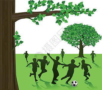 儿童在公园踢足球图片