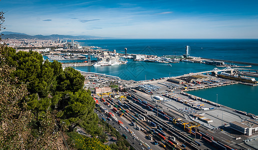 巴塞罗那港运输出口港口远景火车乐趣贸易阳光蓝色仓库图片