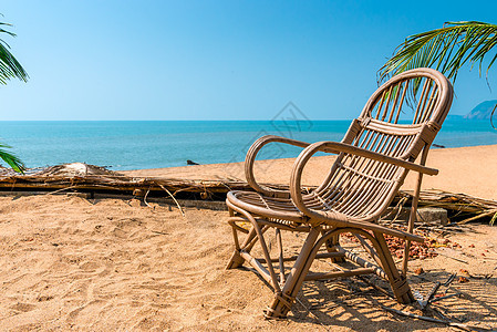 沙沙空沙滩上的阳台椅子图片