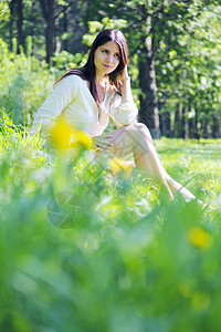 公园中美丽的女人微笑黄色叶子森林黑发女性女孩头发成人绿色图片