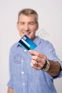 我得到了我的新信用卡微笑领带交换冒充塑料老年男人男性背景图片