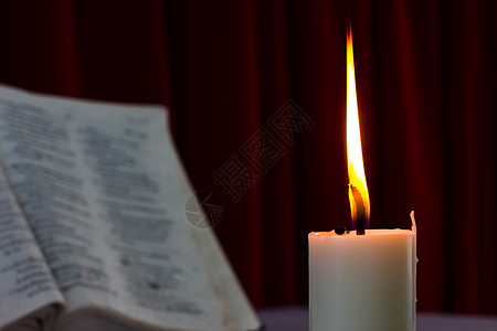 圣经用蜡烛在桌上打开诗篇档案古董遗嘱火焰宗教黑暗枝形框架历史图片