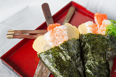 Temaki 寿司圆筒饮食黄瓜白色水平美味筷子锥体海苔海藻美食图片