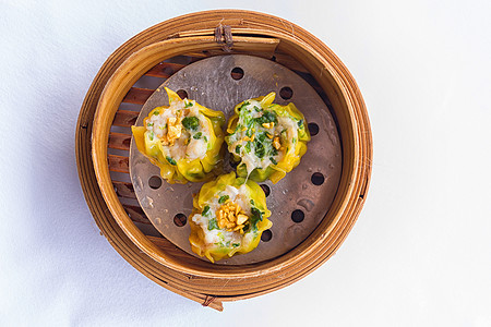 白色背景的中国竹子蒸汽船 孤立于白底柳条蒸汽食物厨具圆形烹饪美食饺子篮子用具图片