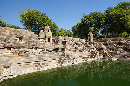 在艾哈迈达巴德的太阳寺Modhera石头文化庭院艺术历史雕刻旅行宗教考古学池塘图片